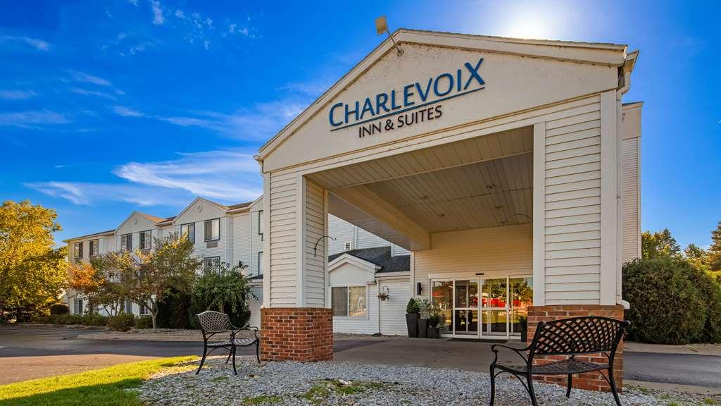 Charlevoix Inn & Suites Surestay Collection By Best Western Exterior foto